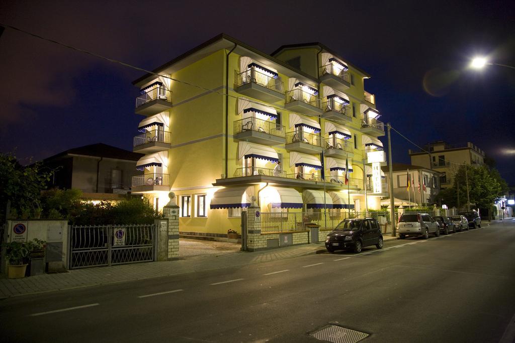 Hotel Fortunella Lido di Camaiore Eksteriør billede